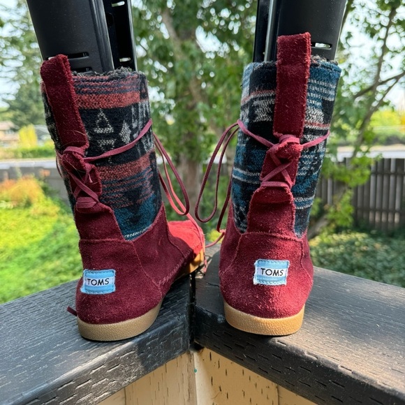 Toms Women’s Red Suede Aztec Print Faux Fur Wrap Laces‎ Moccasin Boots Size 6.5 - Picture 5 of 9